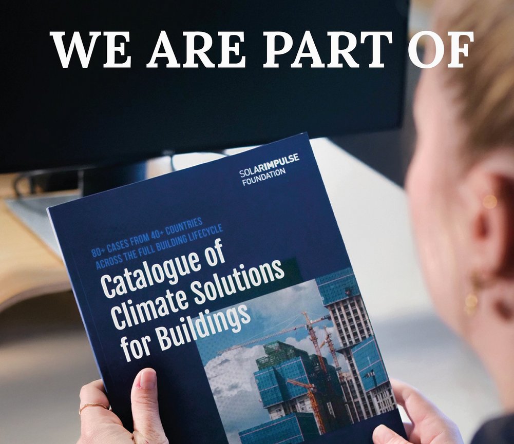 Person hält Katalog in beiden Händen, Titel: Catalogue of Climate Solutions for Buildings