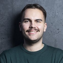 Porträt, Person mit kurzen dunklen Haaren und Bart