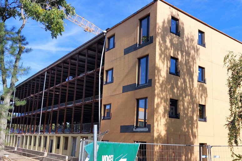 Wohngebäude während Sanierung, teils ohne Fassade