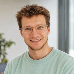 Robin Römer Porträt, Person mit kurzen Haaren und Brille
