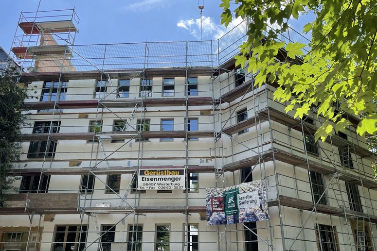 Mehrfamilienhaus viergeschossig mit Baugerüst