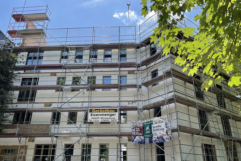 Mehrfamilienhaus viergeschossig mit Baugerüst