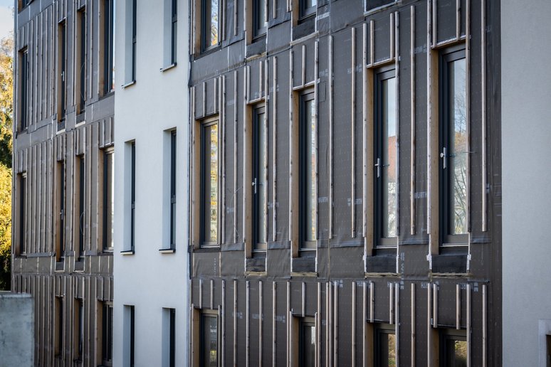 Hausfassade mit Fenstern während der Sanierung