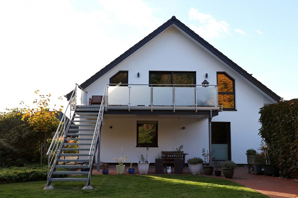 Haus mit Balkon und Treppe in den Garten