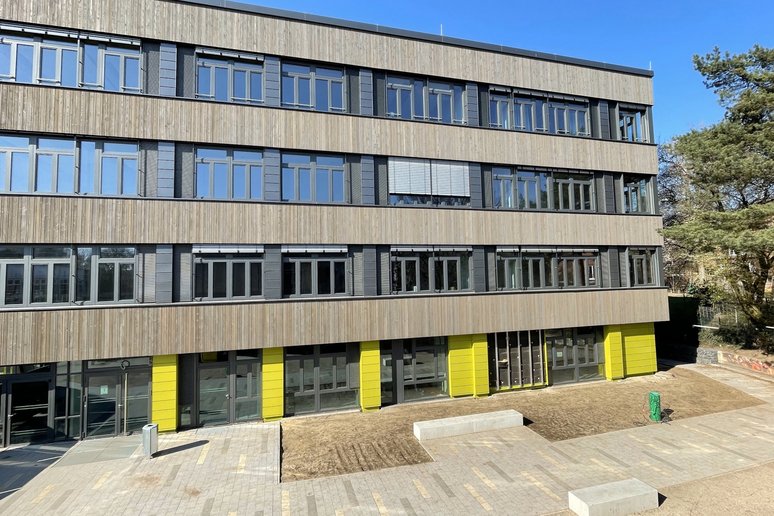 Gebäude viergeschossig auf einem Campus-Gelände