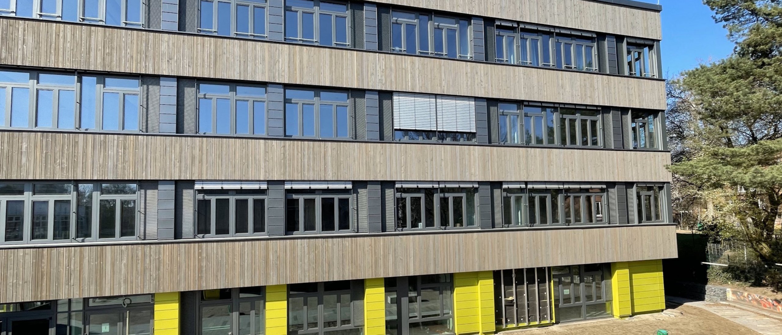 Gebäude viergeschossig auf einem Campus-Gelände
