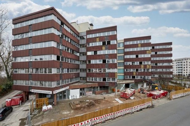 Baustelle mit einem siebengeschossigen Bürogebäude (vor Sanierung)