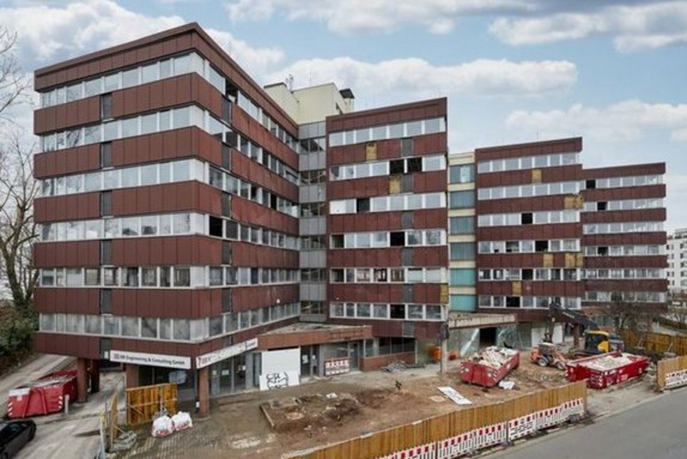 Baustelle mit einem siebengeschossigen Bürogebäude (vor Sanierung)