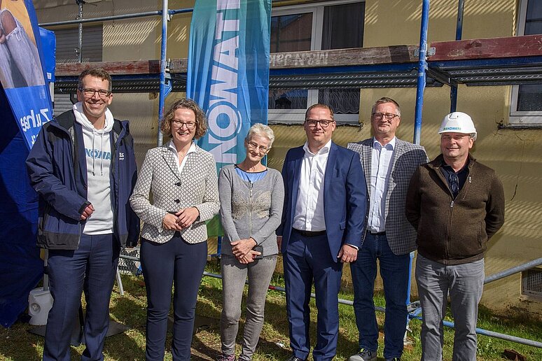 6 Personen vor Baustelle