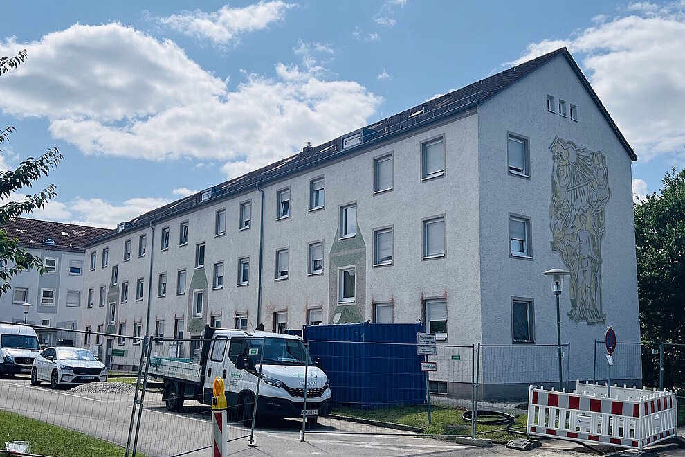 Baustelle mit Mehrfamilienhaus