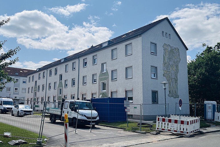 Baustelle mit Mehrfamilienhaus