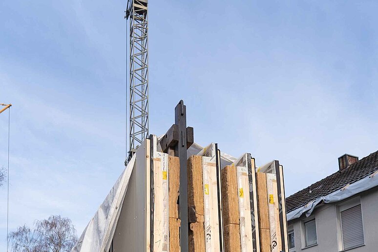 Vorgefertigte Fassaden auf LKW an Baustelle