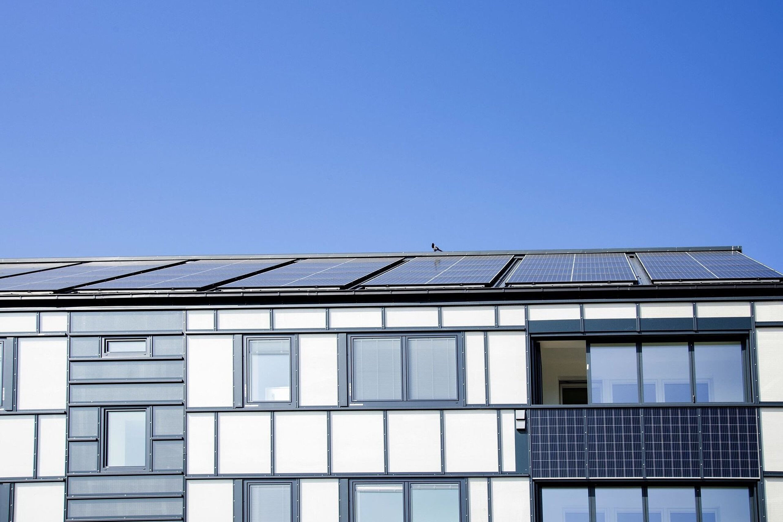 Hausfassade mit PV-Anlage