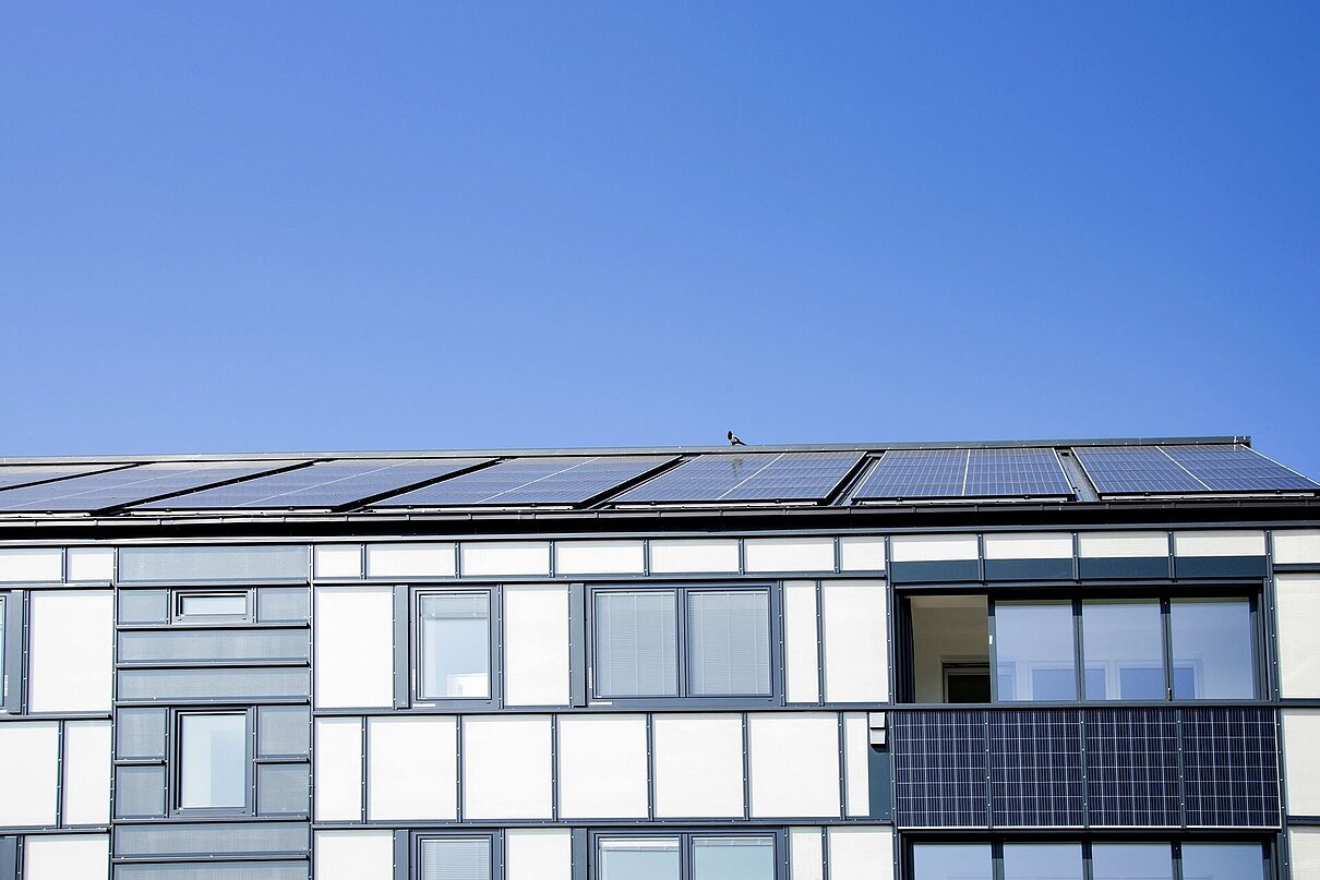 Hausfassade mit PV-Anlage