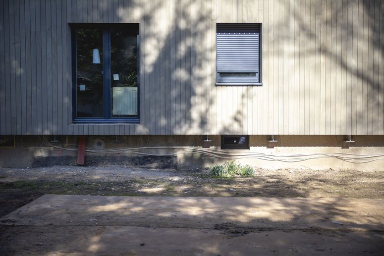Blick auf Tür und Fenster eines Hauses während Sanierung