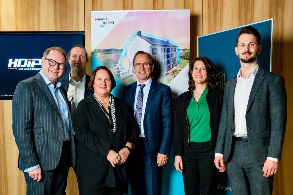 v.l.: Robert Kroth, Geschäftsführer Neues Bauen - 80 Sekunden; Uwe Bigalke, Leiter des dena-Kompetenzzentrum Serielles Sanieren / Energiesprong DE; Theresa Schopper, Ministerin für Landesentwicklung und Wohnen des Landes Baden-Württemberg; Norbert Heckmann, Mitglied der Konzernführung der Würth-Gruppe; Anke Scheid, Themengebietsleiterin Serielles Sanieren, dena; Philipp Schwinghammer, Leiter Baustellen-Projekt-Management Würth Sechs Personen in Business-Kleidung stehen nebeneinander für ein Gruppenbild.