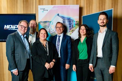 Sechs Personen in Business-Kleidung stehen nebeneinander für ein Gruppenbild.