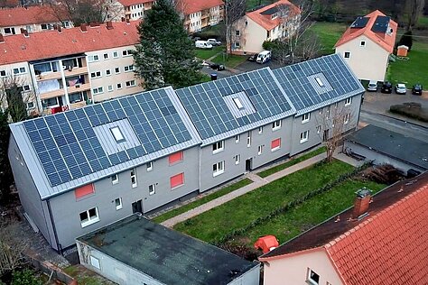 Luftansicht Gebäude mit PV-Anlage auf dem Dach