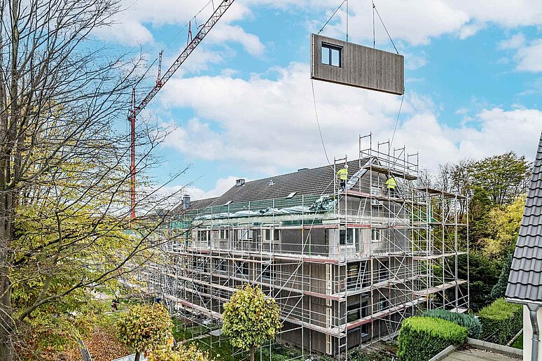 Baustelle mit Kran und Fassadenelementen