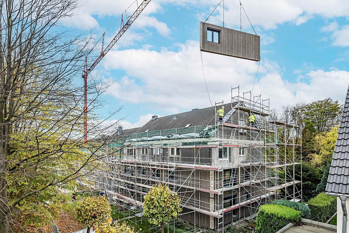Baustelle mit Kran und Fassadenelementen