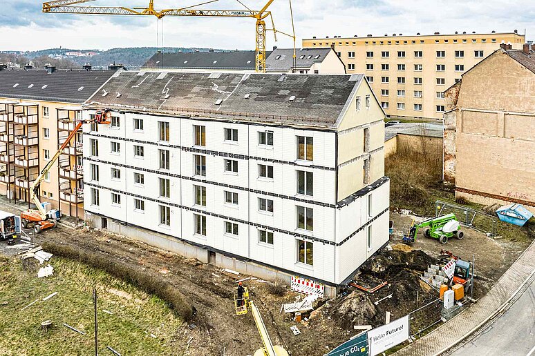 Luftansicht einer Baustelle eines Mehrfamilienhauses