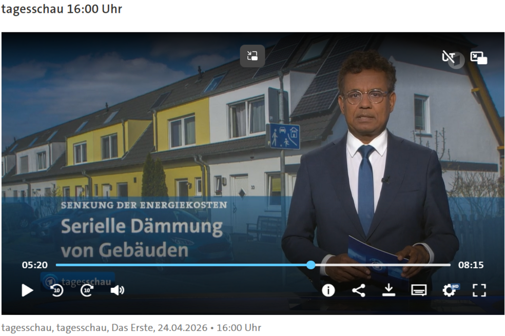 Screenshot von der tagesschau: Nachrichtensprecher, im Hintergrund Reihenhäuser, Text: Senkung der Energiekosten, Serielle Sanierung von Gebäuden