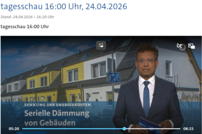 Screenshot von der tagesschau: Nachrichtensprecher, im Hintergrund Reihenhäuser, Text: Senkung der Energiekosten, Serielle Sanierung von Gebäuden