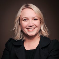 Verena Örenbas Porträt, Person mit schulterlangen blonden Haaren