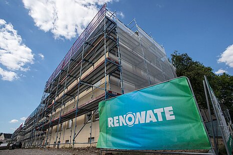 Baustelle mit Baubanner und der Aufschrift "Renowate"