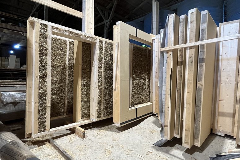 Bild zeigt Holzrahmen für Fassadenelemente mit Stroh gedämmt, stehend