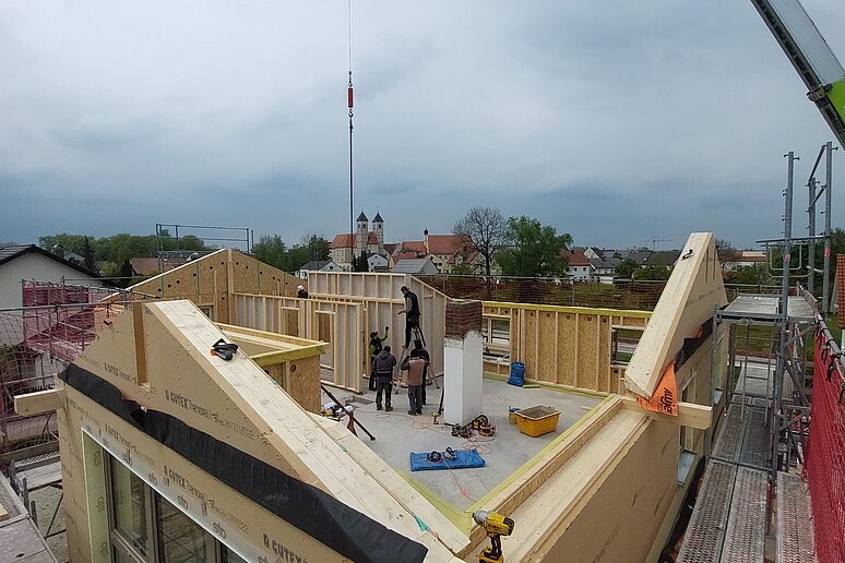 Haus in Bau offenes Dach und Kran