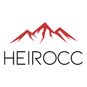 Logo des Unternehmens Heirocc, weißer Hintergrund, schwarze Schrift, drei rot skizzierte Bergspitzen