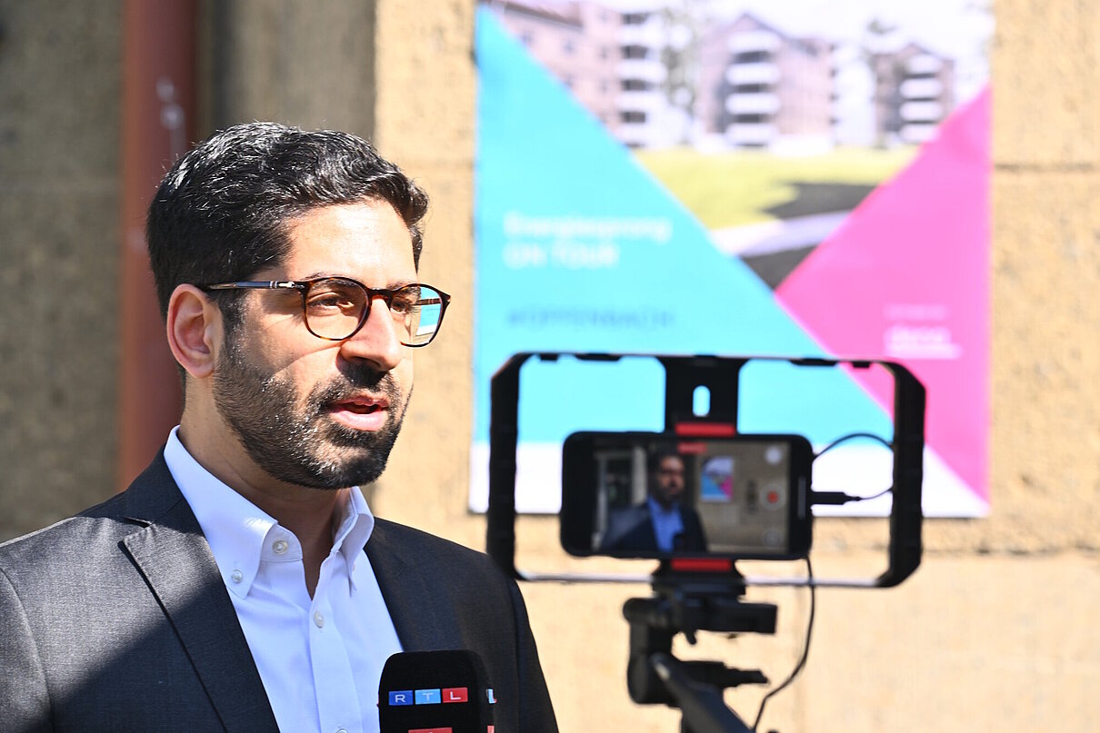 Kaweh Mansoori, Hessischer Wirtschaftsminister Person während Videoaufnahme
