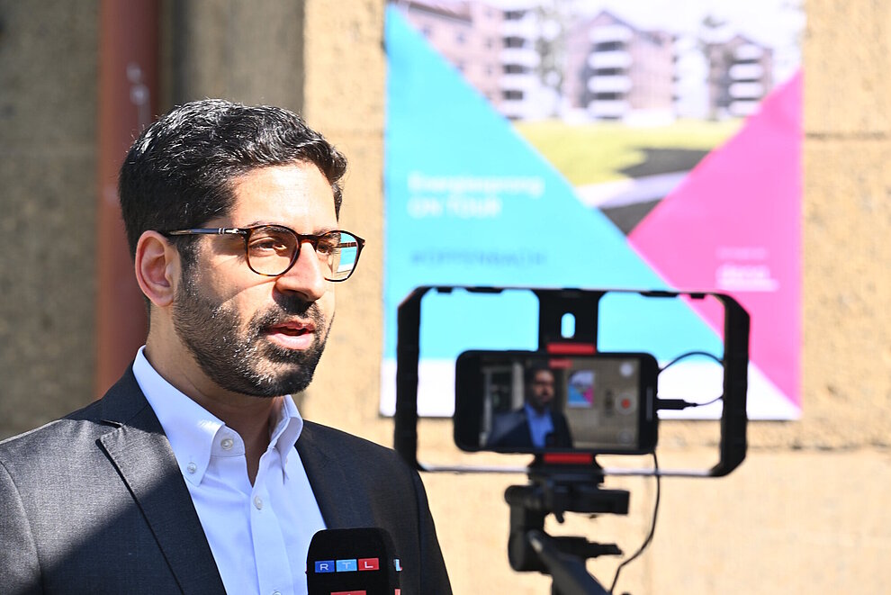Kaweh Mansoori, Hessischer Wirtschaftsminister Person während Videoaufnahme