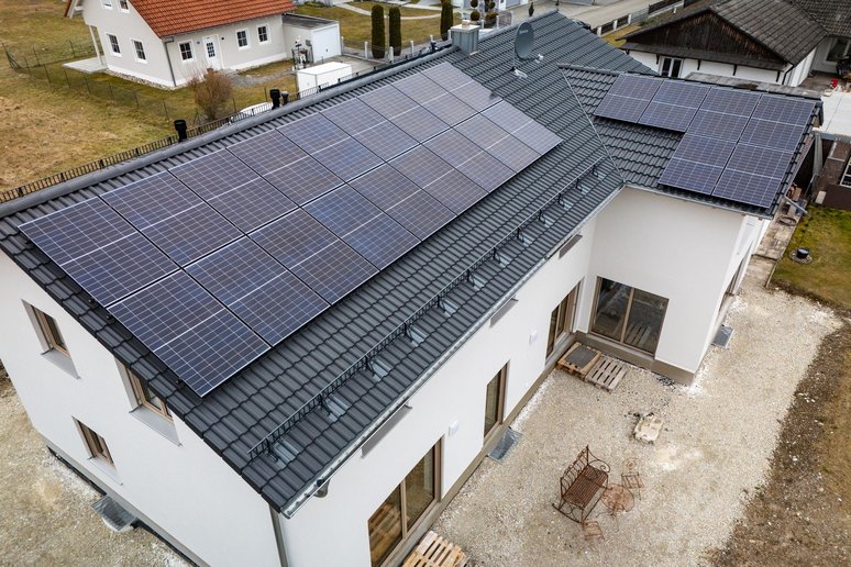 Luftaufnahme Haus mit PV