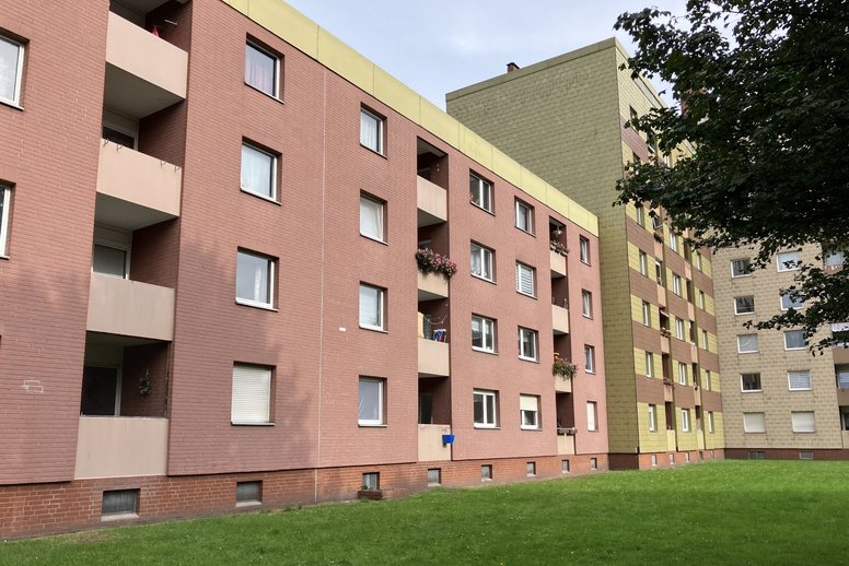 Mehrfamilienhaus viergeschossig mit FLachdach, unsaniert, davor Rasenfläche