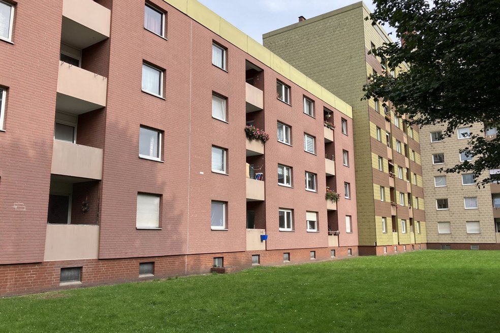 Mehrfamilienhaus viergeschossig mit FLachdach, unsaniert, davor Rasenfläche