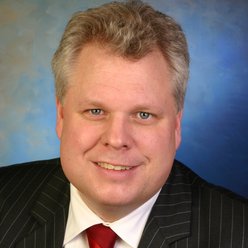 Porträt, Person mit kurzen Haaren, Hemd, Sakko, Krawatte