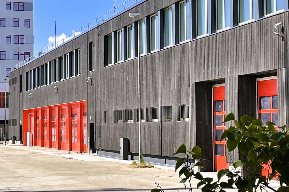 Feuerwache Charlottenburg nach Sanierung, Gebäude zweigeschossig mit Fenstern und Zufahrten