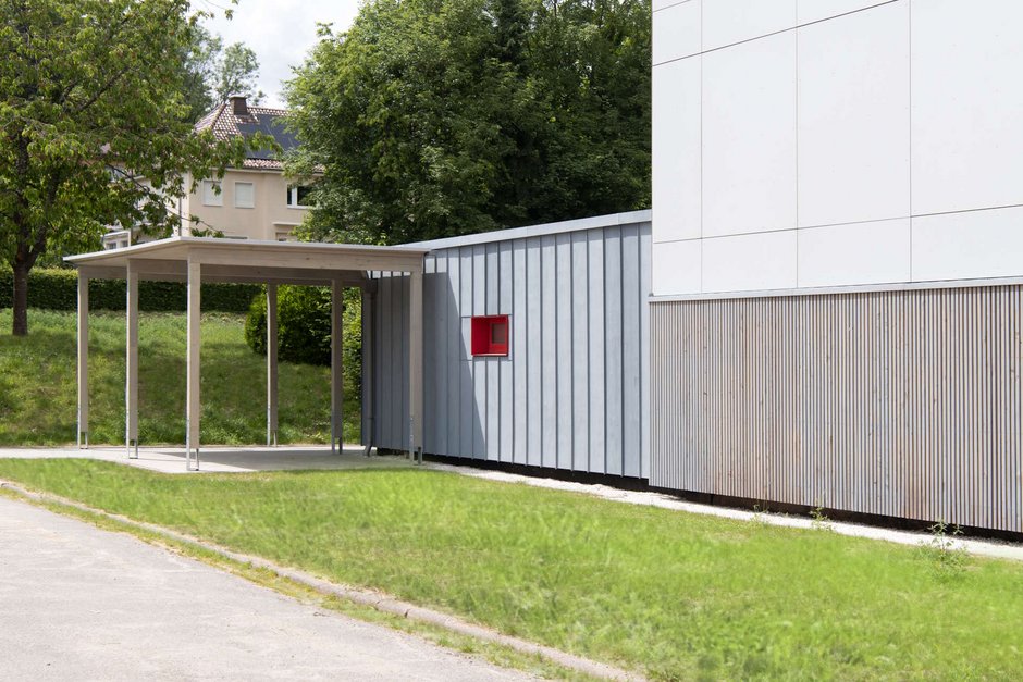 Turnhalle neu saniert mit kleinem Anbau und überdachtem Unterstand