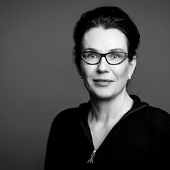 Carolin Poprawa Porträt in schwarz / weiß, Frau mit dunklen Haaren und Brille