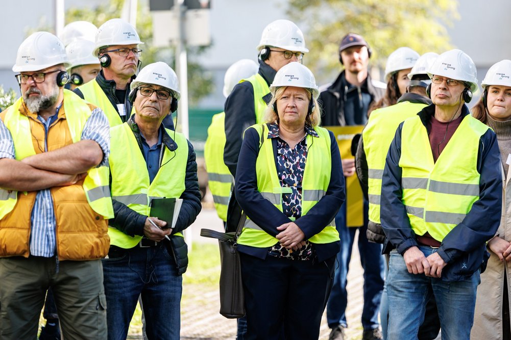 Bild zeigt Gruppe mit Bauhelmen und Westen