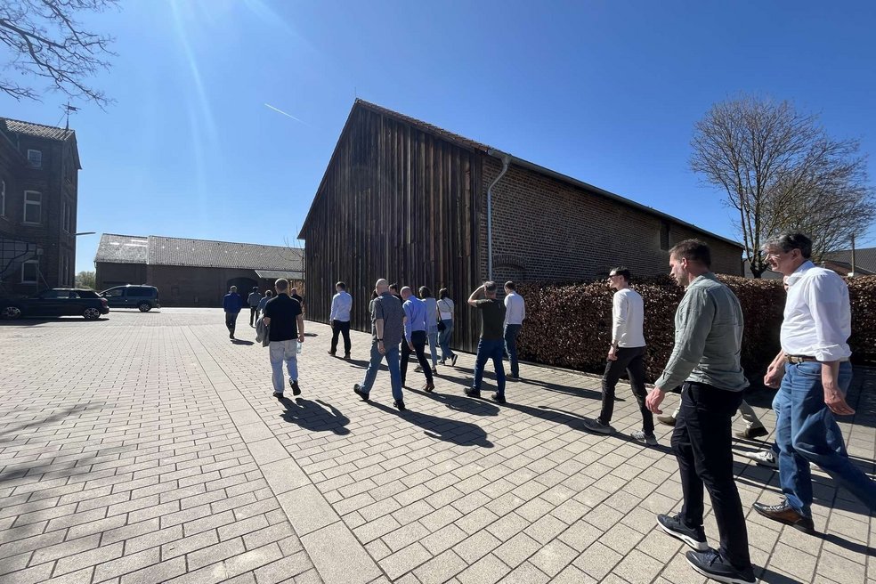 Menschen auf Hof