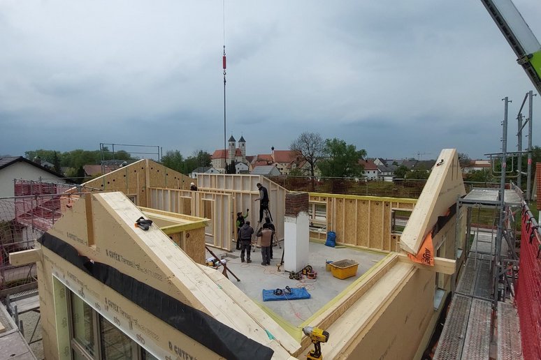 Haus in Bau offenes Dach und Kran