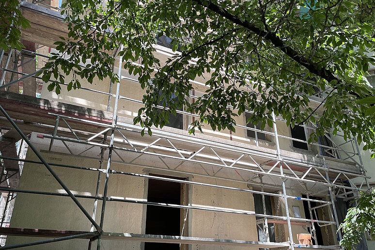 Hausfassade mit Baugerüst während Sanierung
