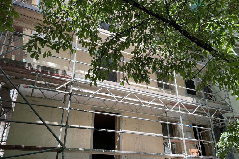 Hausfassade mit Baugerüst während Sanierung