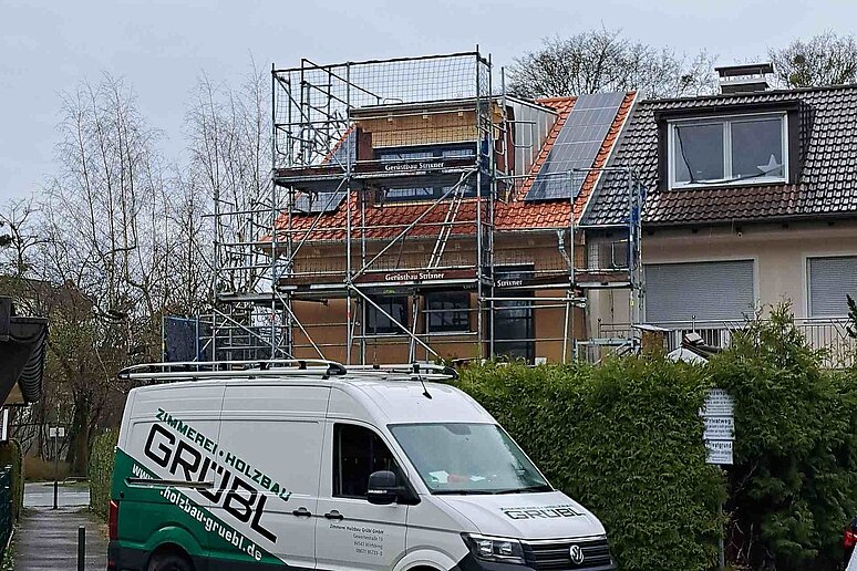 Handwerkerauto auf Einfahrt vor Häusern