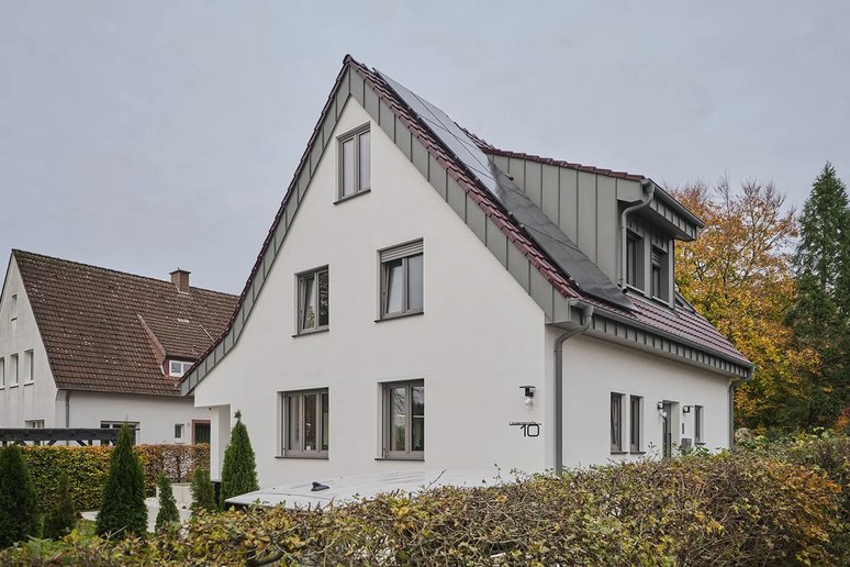 Blick auf das Einfamilienhaus nach der Sanierung