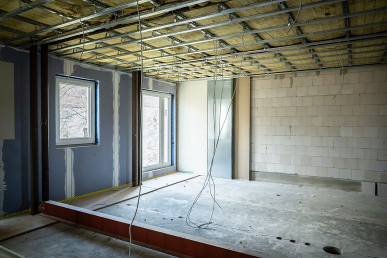 Raum mit Fenster und Tür während der Sanierung.