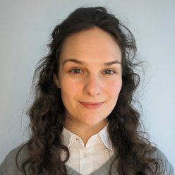 Porträt, Person mit langen, dunklen Haaren, Bluse und Pullover